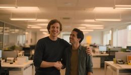 不再左右逢源的奥特曼，成了一个更务实的商人