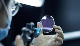 高考结束后，准大学生们挤爆眼科门诊