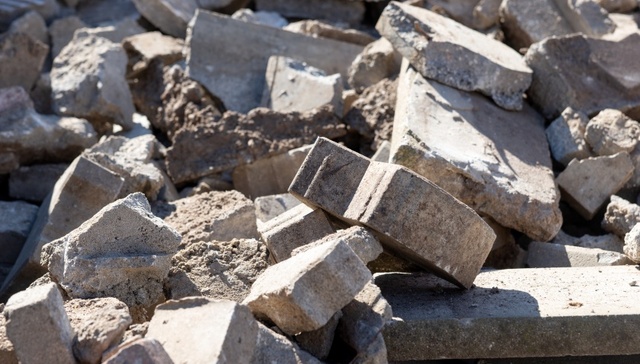 厦蓉高速一高架桥因山体滑坡坍塌，现场无人员伤亡