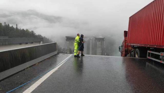 厦蓉高速大桥垮塌致货车悬空，司机从驾驶室后窗被救出