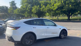 特斯拉无人出租“翻车”了？上线两日多次违反交规，运营首日就遭调查