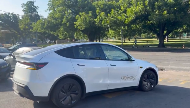 特斯拉无人出租“翻车”了？上线两日多次违反交规，运营首日就遭调查