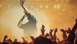 演出市场火爆，谁在演唱会“捞金”？