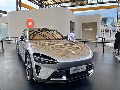 YU7标准版比SU7标准版贵2万？雷军回应