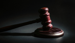 直通部委｜“两高”依法保障选择辩护人权利 民航局禁止携带被召回充电宝