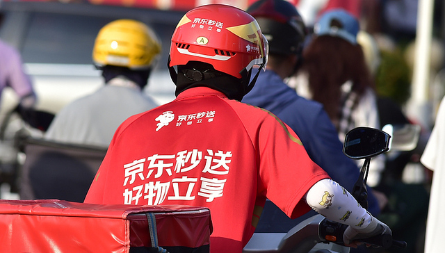 试点骑手“代扔垃圾”引热议，京东回应：自愿参加，平台每单补贴0.5元