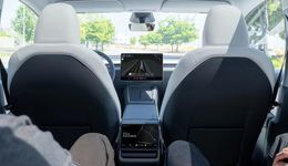 Robotaxi江湖：特斯拉上路试水，中国玩家稳坐牌桌