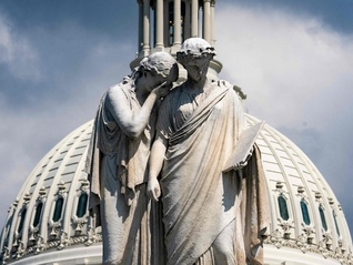 美参议院开始对“大而美”法案进行辩论，特朗普威胁换掉“倒戈”的共和党议员