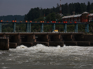暴雨致巴基斯坦超100人伤亡之际，印度水坝开闸向下游泄洪