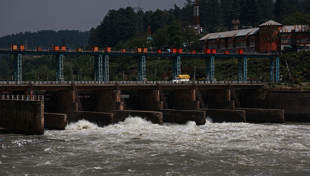 暴雨致巴基斯坦超100人伤亡之际，印度水坝开闸向下游泄洪