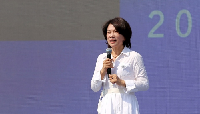 刘姝威建议多让格力年轻团队走到台前，董明珠回应称会尽量“少说话”