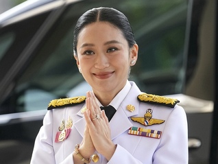 被停职的佩通坦宣誓就任文化部长，泰国行业协会呼吁政治稳定