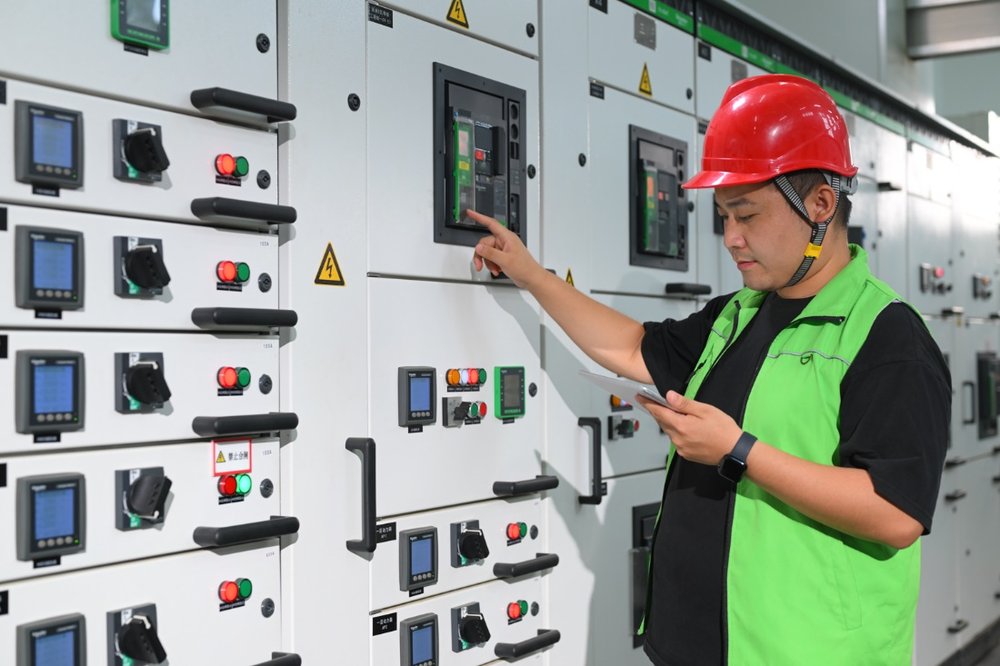 图片包含 人, 室内, 站, 年轻AI 生成的内容可能不正确。