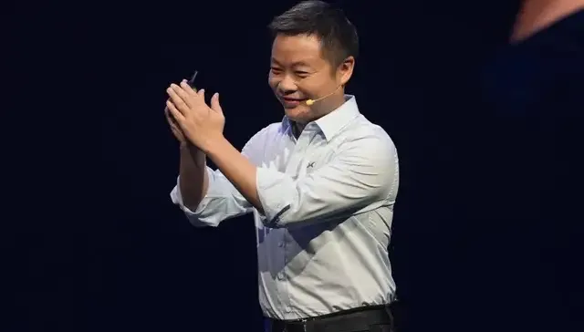 何小鹏偷偷学会雷军的“套路”