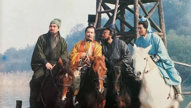 美团和饿了么发疯了，年轻人不够用了