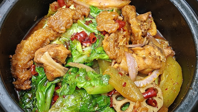 黄蜀郎鸡公煲被曝员工将掉地肉捡回餐盒， 涉事门店回应已开除员工并整改