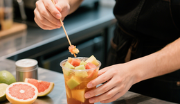 打工人外卖零元购，蜜雪冰城吃肉，海底捞喝汤