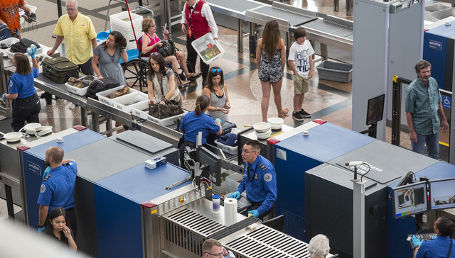 美国机场安检取消“脱鞋”强制检查，该规定源于2001年“鞋子炸弹客”事件