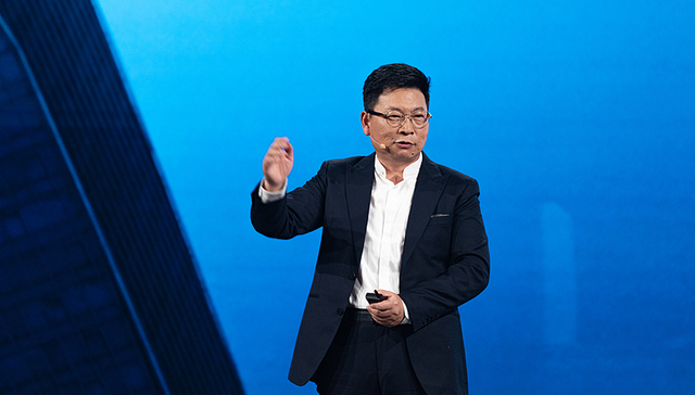 余承东首次回应“开车睡觉”事件：没有睡觉，低头看了下手机