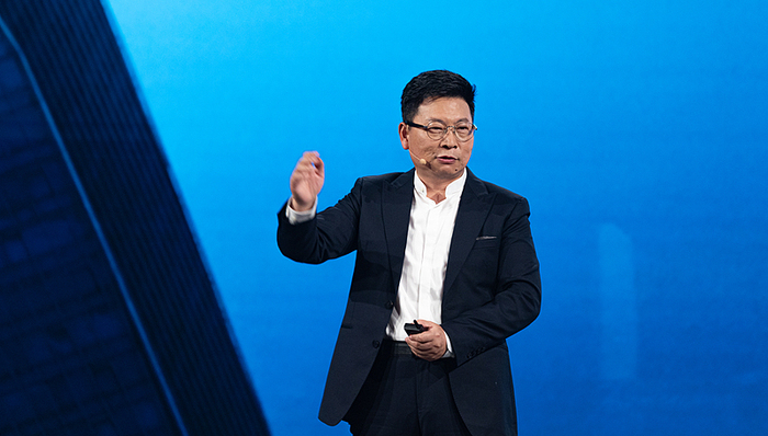 余承东首次回应“开车睡觉”事件：没有睡觉，低头看了下手机