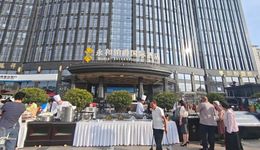 星级酒店摆摊，抢小摊贩的生意？