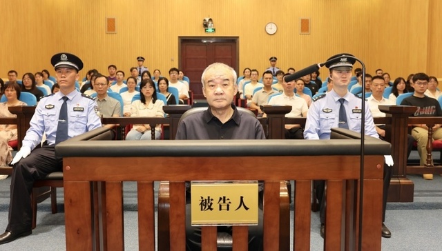 新疆“虎”窦万贵受贿2.29亿被判死缓，曾被通报“结交政治骗子跑官买官”