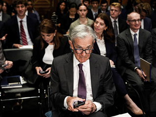 鲍威尔因美联储装修超支再面临被炒，德银警告市场低估其去留风险