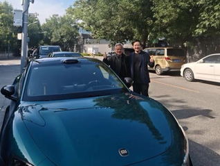 黄仁勋年内第三次访华，大热天仍穿皮夹克合影雷军