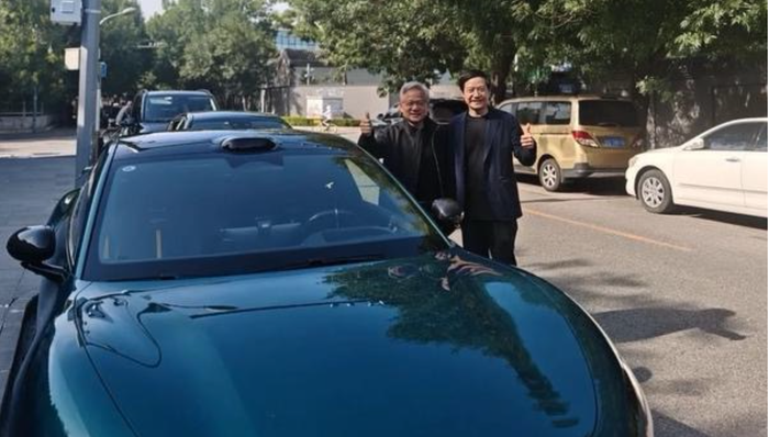 黄仁勋年内第三次访华，大热天仍穿皮夹克合影雷军