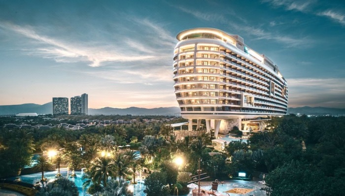 宝妈称因三亚仁恒皇冠假日护栏问题致宝宝摔落，酒店客服回应