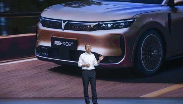 闪电快讯 ｜ 岚图FREE+上市：21.99万起，全系标配华为乾崑智驾ADS 4与鸿蒙座舱5