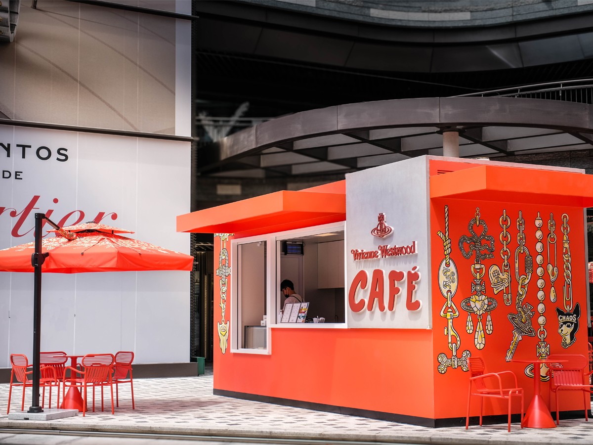 6-01英国设计师品牌Vivienne Westwood Café快闪重磅落位前滩太古里石区街区外广场.jpg