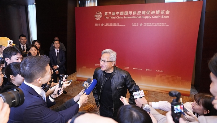 黄仁勋回应大热天穿皮夹克：西装没干洗