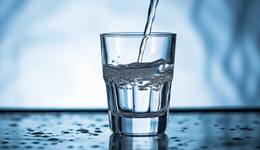 一瓶几十元，白酒巨头狂卷光瓶酒