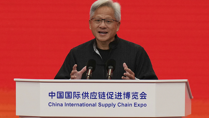 身穿唐装、中文演讲,黄仁勋在链博会上说了啥?