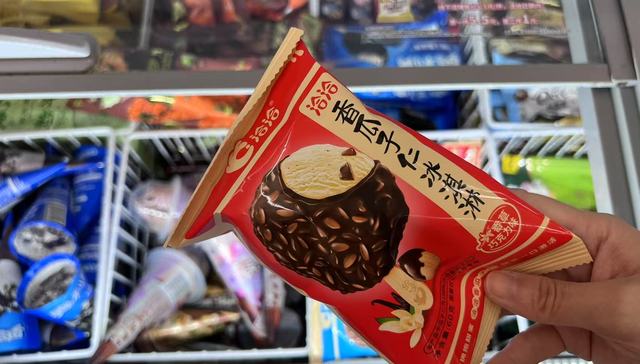 洽洽做瓜子冰淇淋，冰柜里斗得热火朝天