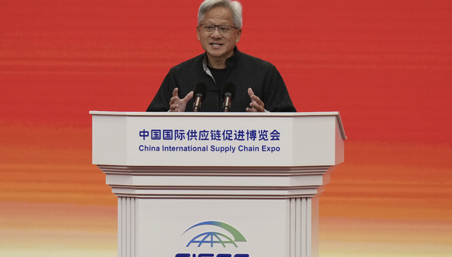 黄仁勋称想买一辆小米汽车，曾与雷军在SU7 Ultra 旁合影