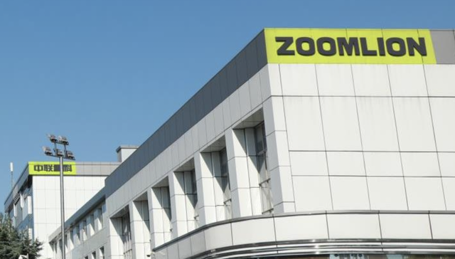 身穿ZOOMLION商标工装男子别停摩托车，中联重科深夜回应