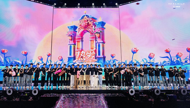 “黑红”的养成系偶像，无法抵达成人世界