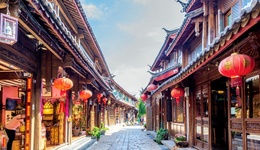 地方新闻精选 | 丽江收取古城维护费每人单次50元 秦岭再现野生棕色大熊猫