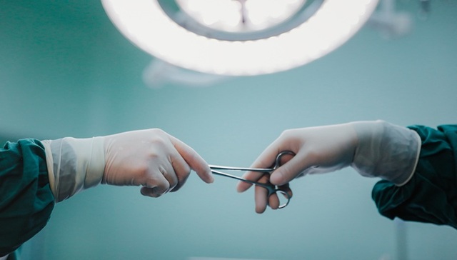 微创医疗自救，重组旗下业务