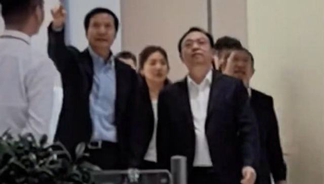 王传福现身小米工厂，雷军化身讲解员