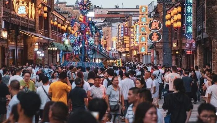 景德镇陶阳里步行街收费引热议，景区回应