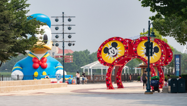 用上海迪士尼“房卡”伪造“早享卡”，33人涉嫌诈骗被抓