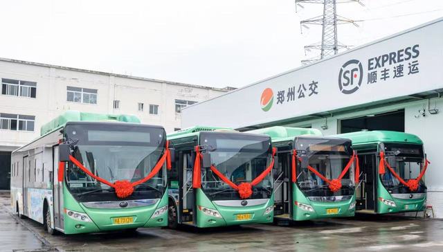 “白天载客晚上拉货”？郑州公交回应：与顺丰确有合作