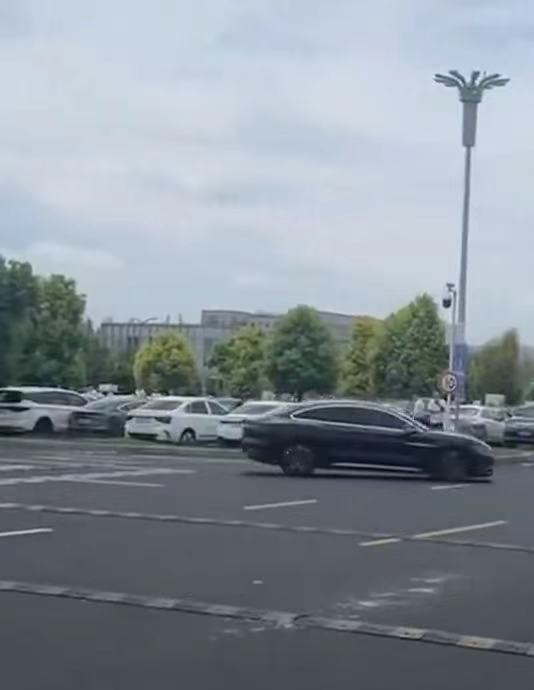 天府机场一网约车疑似失控？四川机场公安通报