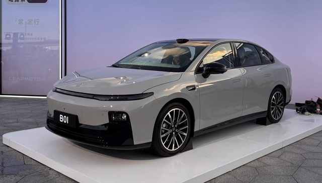 闪电快讯｜零跑B01纯电轿车正式上市，售价8.98万元起