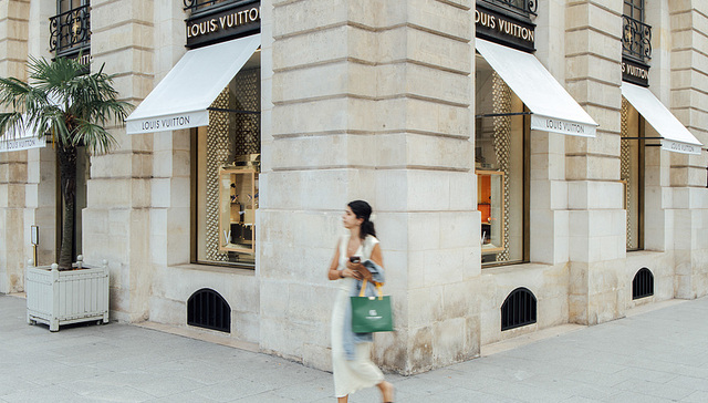 LVMH集团上半年净利下跌超20%，时装皮具部门营收与利润双降
