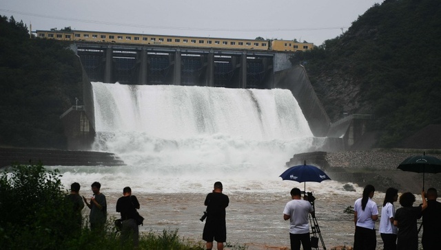 北京4个区正处于暴雨红色预警中，密云所有景区露营地暂停开放
