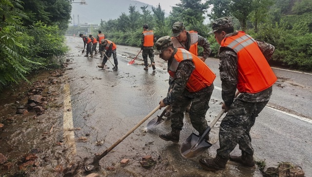 北京发布预警提示市民非必要不外出，部分路段采取交通封闭管控